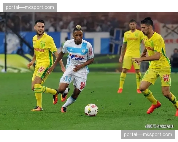 即时报道：布雷斯特vs斯特拉斯堡，雨战条件下双方长传冲吊战术使用率激增