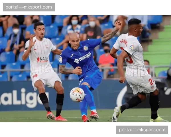 赛后混合采访区，多次被突破的塞尔塔右后卫面色凝重拒绝采访